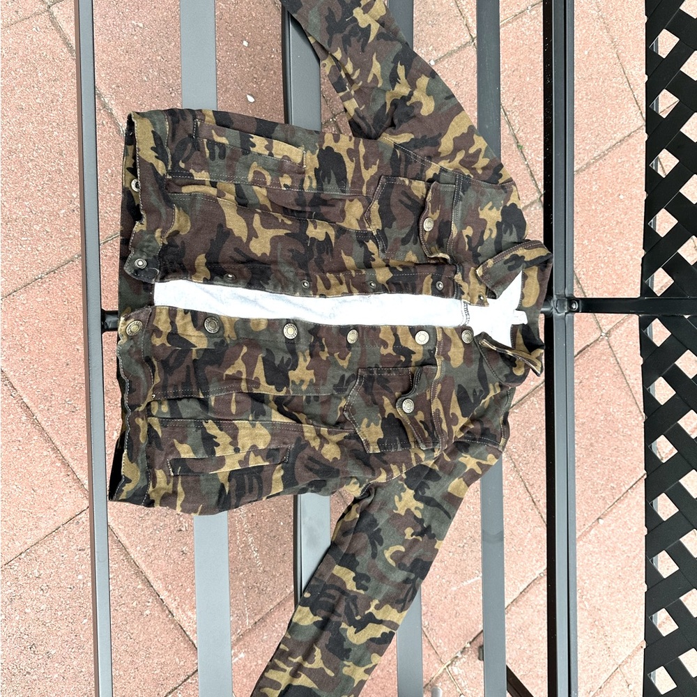 This camp Jean jacket is a light jacket, fairly unworn and clean